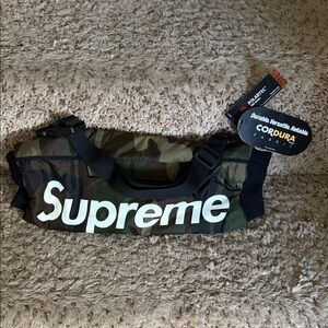New with tags FW18’ Supreme Woodland HandWarmer Camo